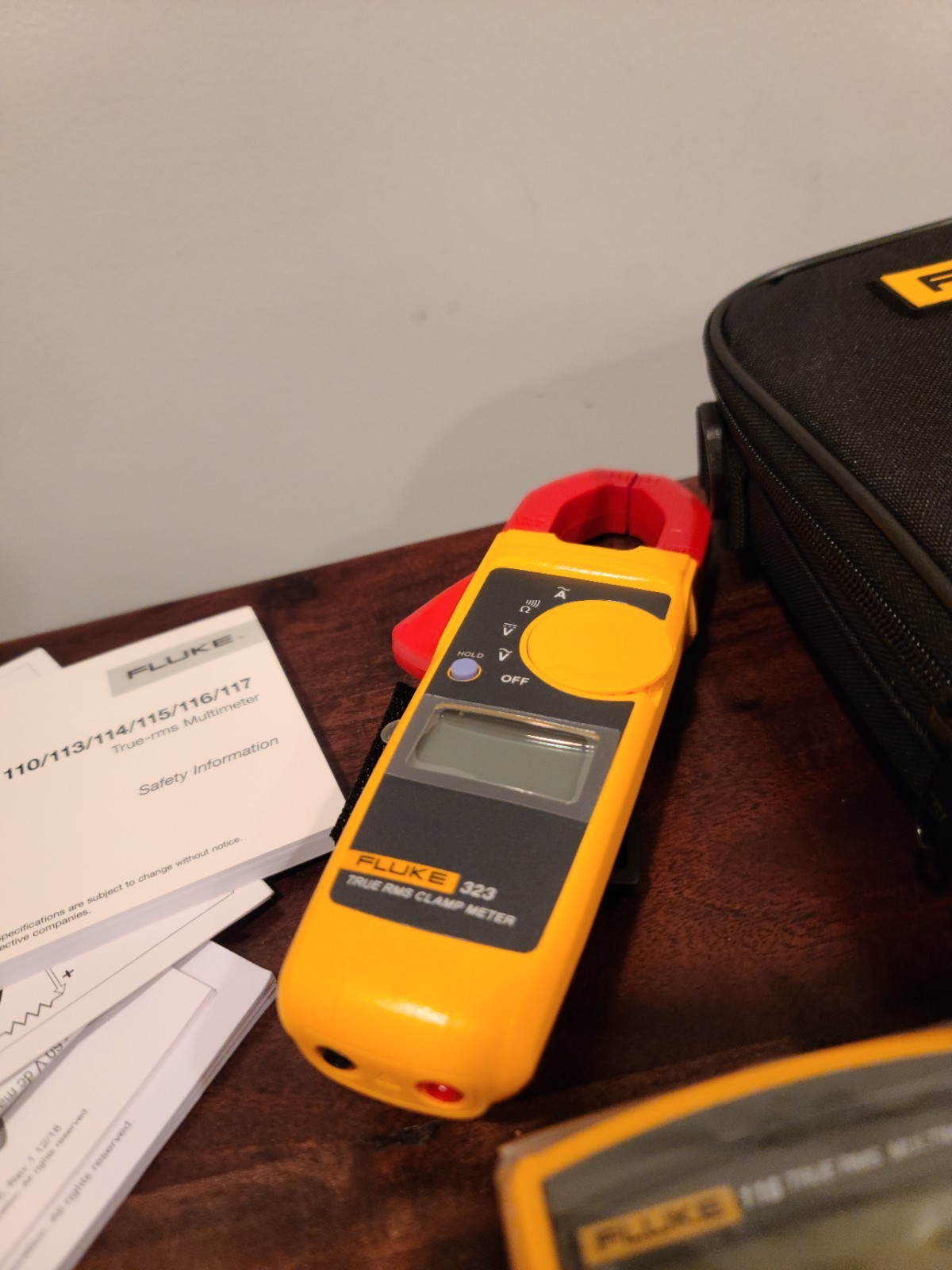 Fluke 116/323 KIT HVAC Compact Multimeter & Clamp Meter Combo Kit, 9V Alkaline