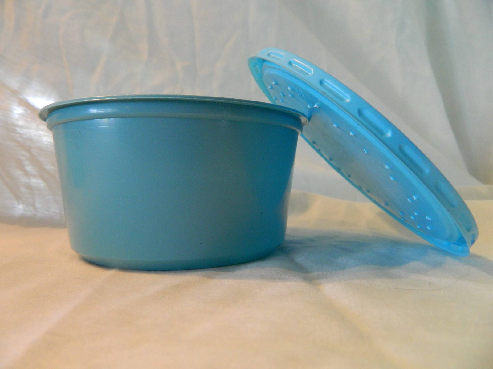 BLUE PLASTIC BAIT CUP WITH VENTED LID FREE SHIPPING MULTIPLY SIZES AND CT.