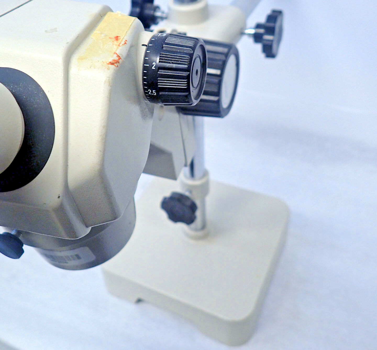 NIKON SMZ-1B STEREOSCOPIC MICROSCOPE WITH STAND, 2 EYEPIECES, AS DESCRIBED
