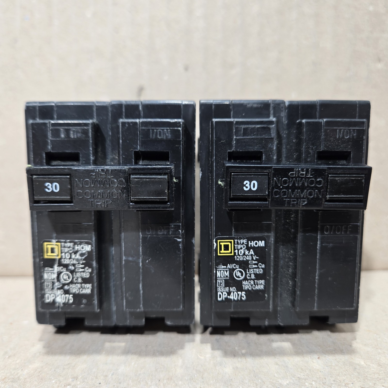 Lot of 2 Square D HOM230 – Circuit Breaker Plug-In – 30 Amp – 2 Pole – 240 Vol