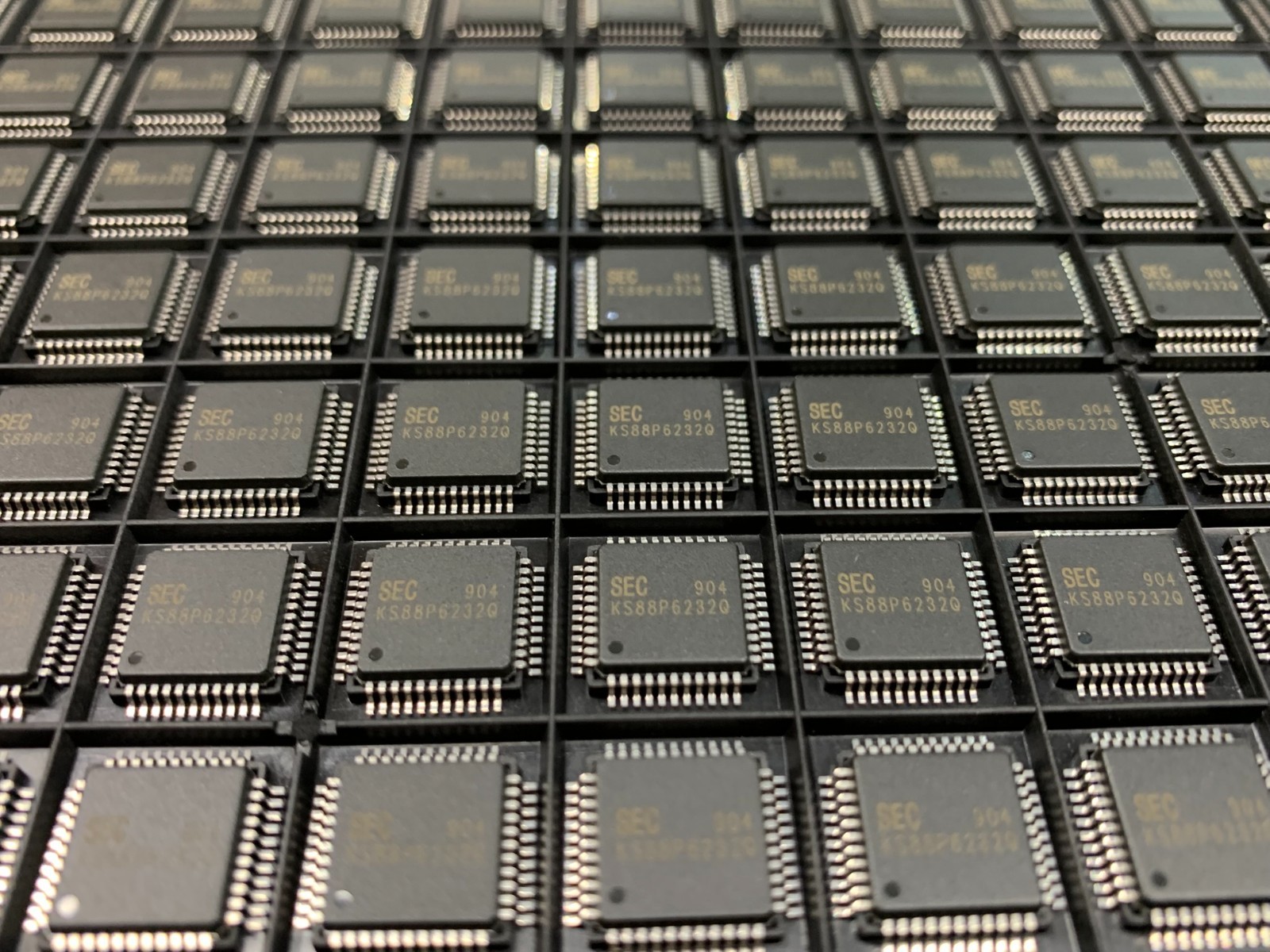 5-pcs Samsung KS88P6232Q Microcontroller 8-Bit OTPROM 32-KB CMOS SAM8 CPU PQFP44