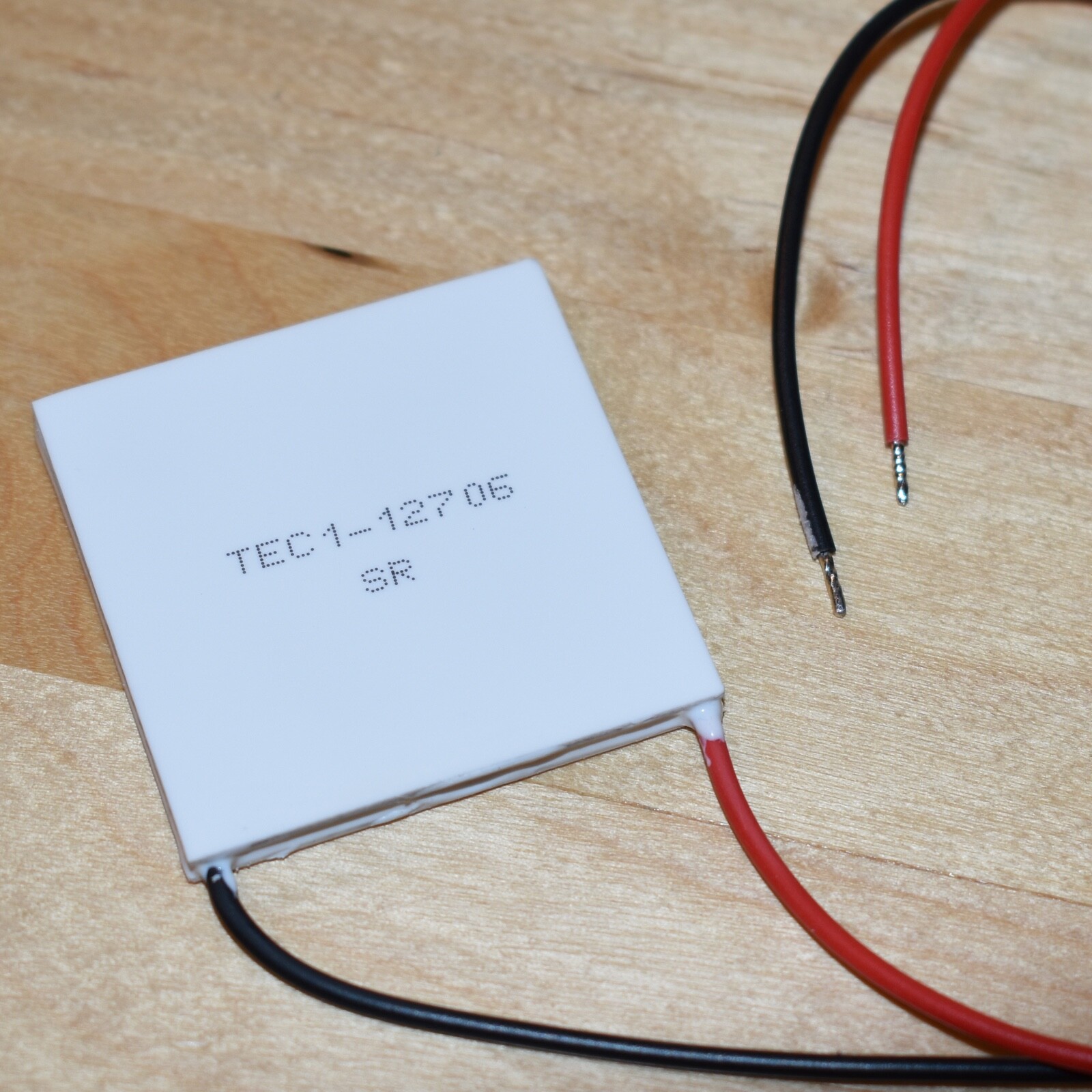 TEC1-12706 – Thermoelectric Peltier cooler module chip – 12V 6A 60W