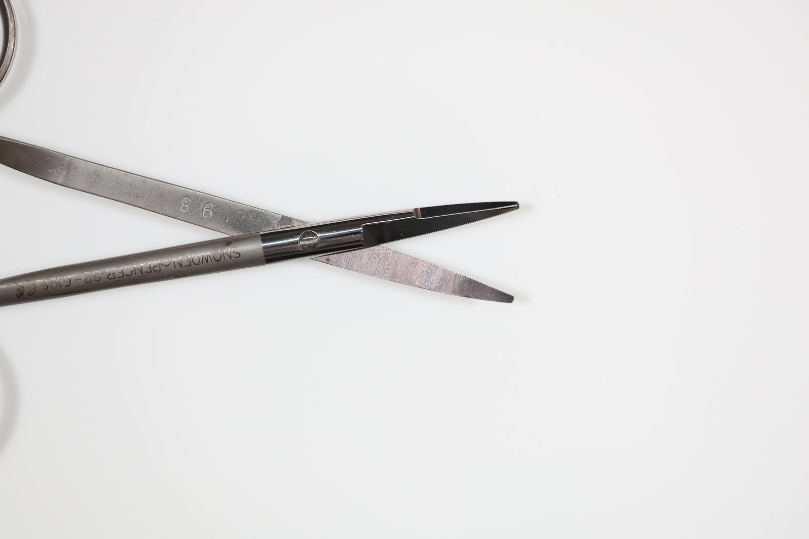 Snowden-Pencer 88-6196 Kaye Scissors, Curved, Serrated, B/B, 4-1/4in