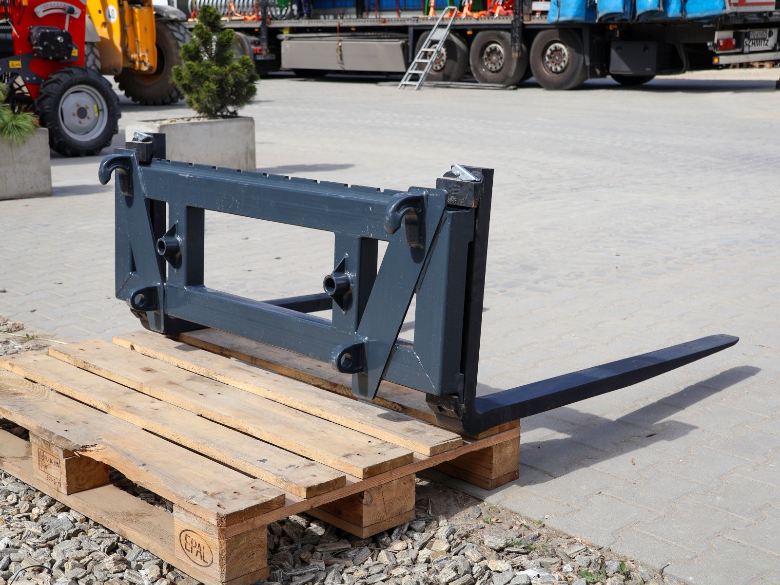 Pallet Fork Euro Mount with Fork Carrier Front Loader 2000 KG Loading Capacity