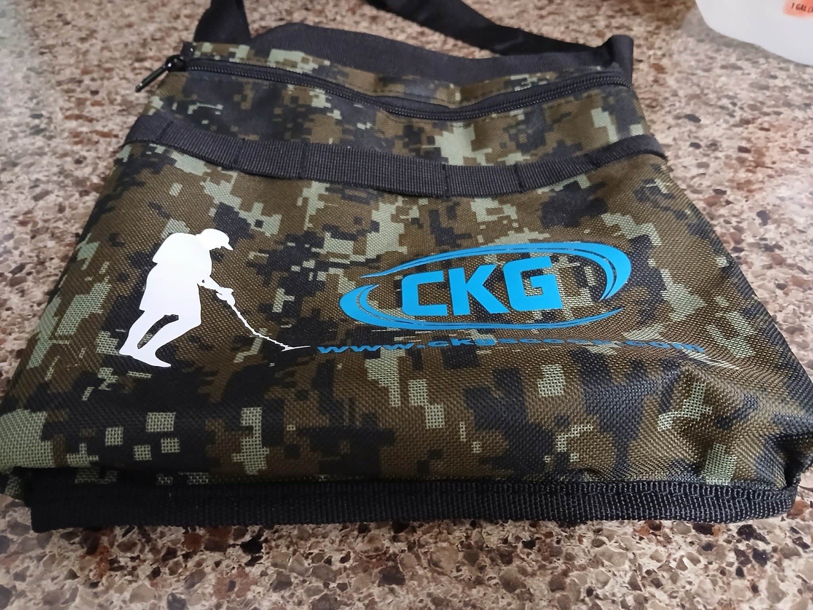 CKG Camouflage Finds Pouch Metal Detector Accessory Bag with Shoulder Strap