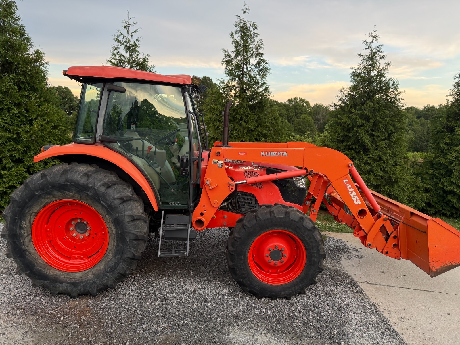 2016 KUBOTA M8560D TRACTOR WITH LOADER – A/C CAB – 4X4 – ONLY 2,763HOURS!! 85 HP