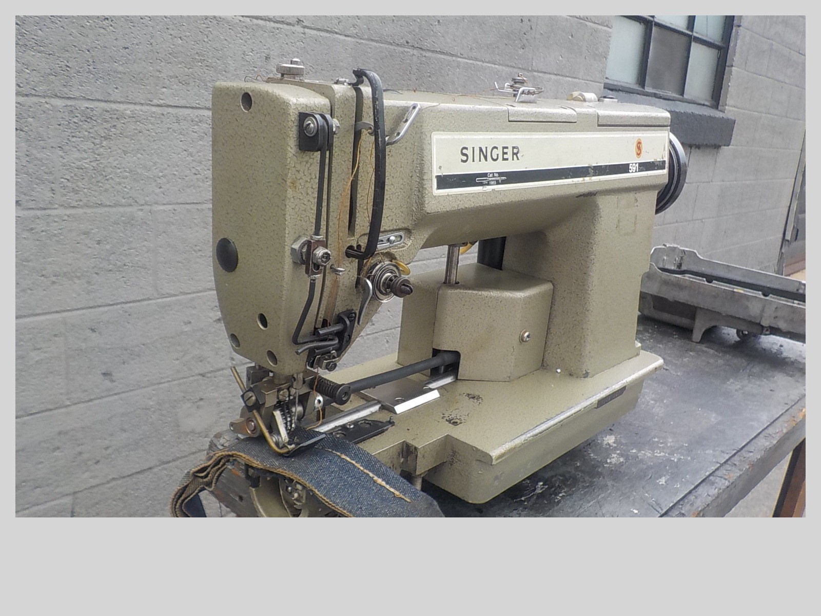 Industrial Sewing Machine Singer 591,one needle with puller ,hemming