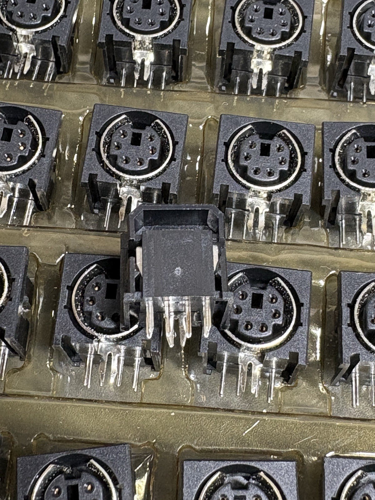 Lot of 100 Mini-DIN 8 Pin Female Panel Mount Connectors PCB Through Hole Socket