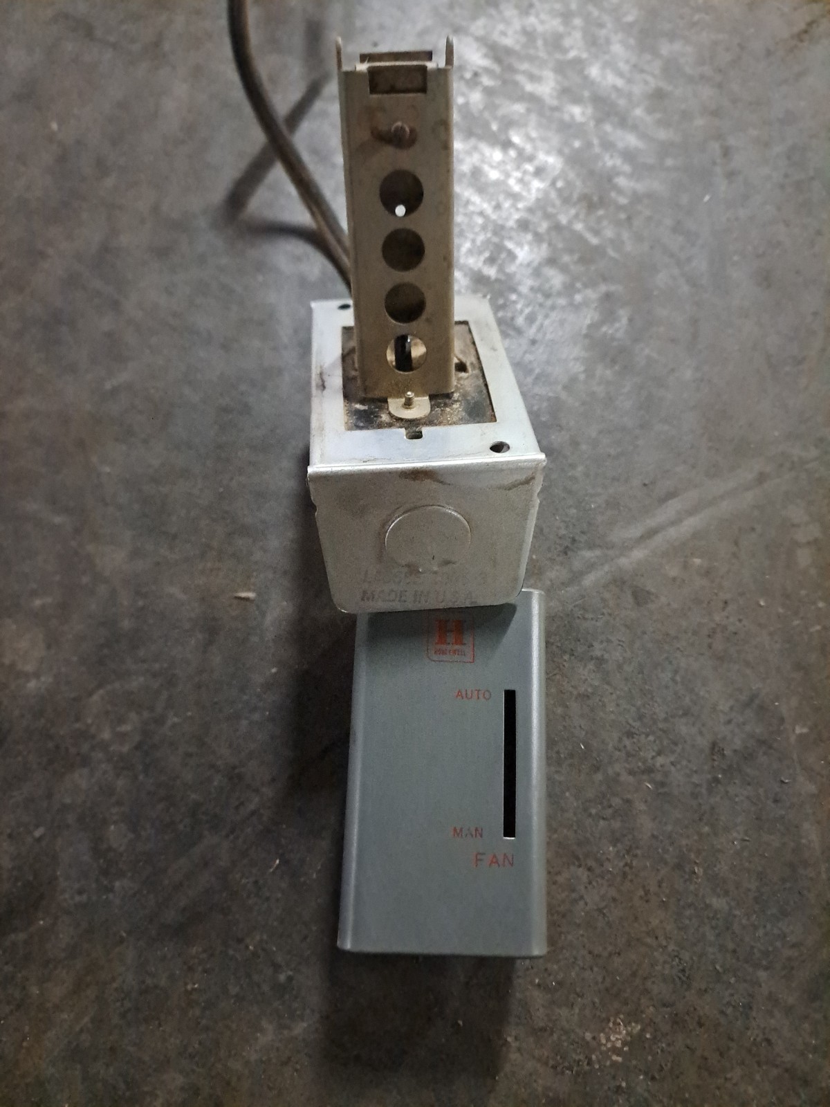 L4068E1005 Honeywell Fan Control, 80° To 120° Adjustable Range Auto or Manual