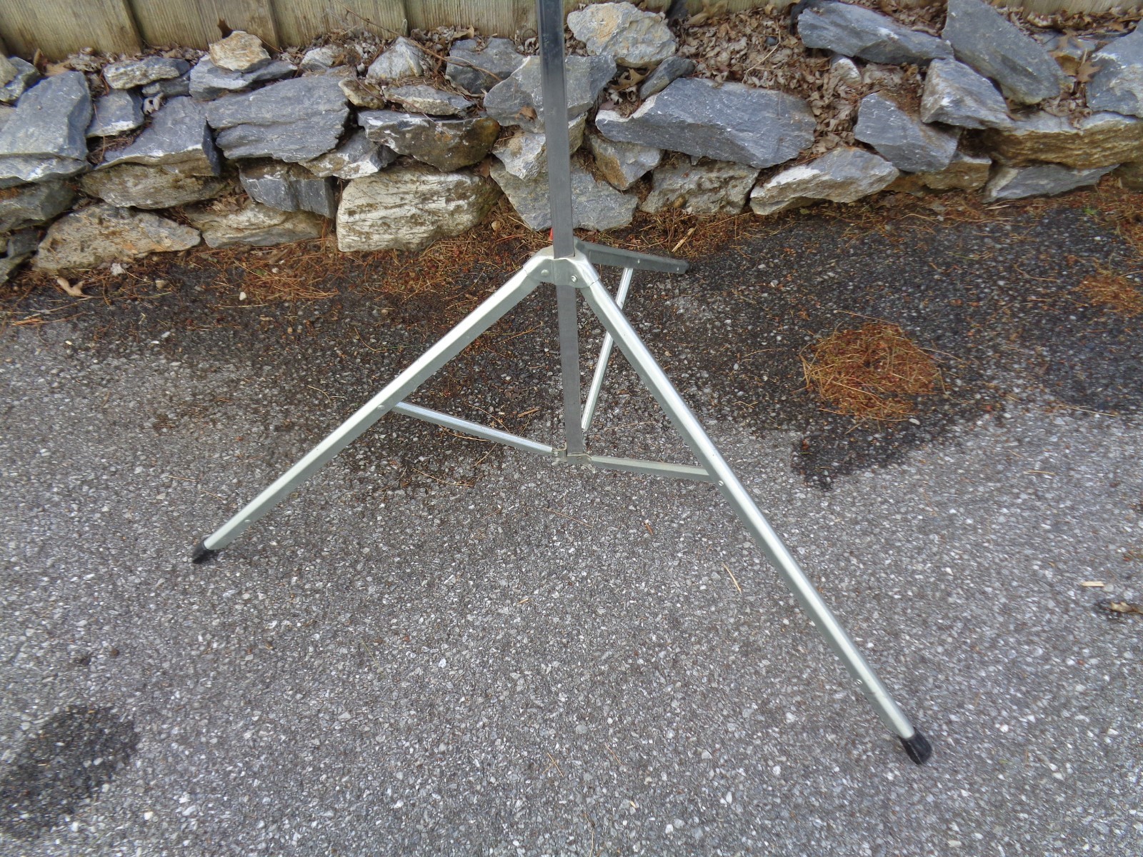 DA-LITE Wonder-Lite 60″ x 60″ Folding Portable Projection Screen on Tripod
