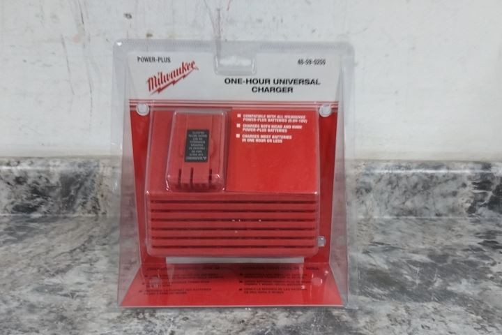 Milwaukee 48-59-0255 120VAC Input 12.0V to 18.0V Output Battery Charger (C)