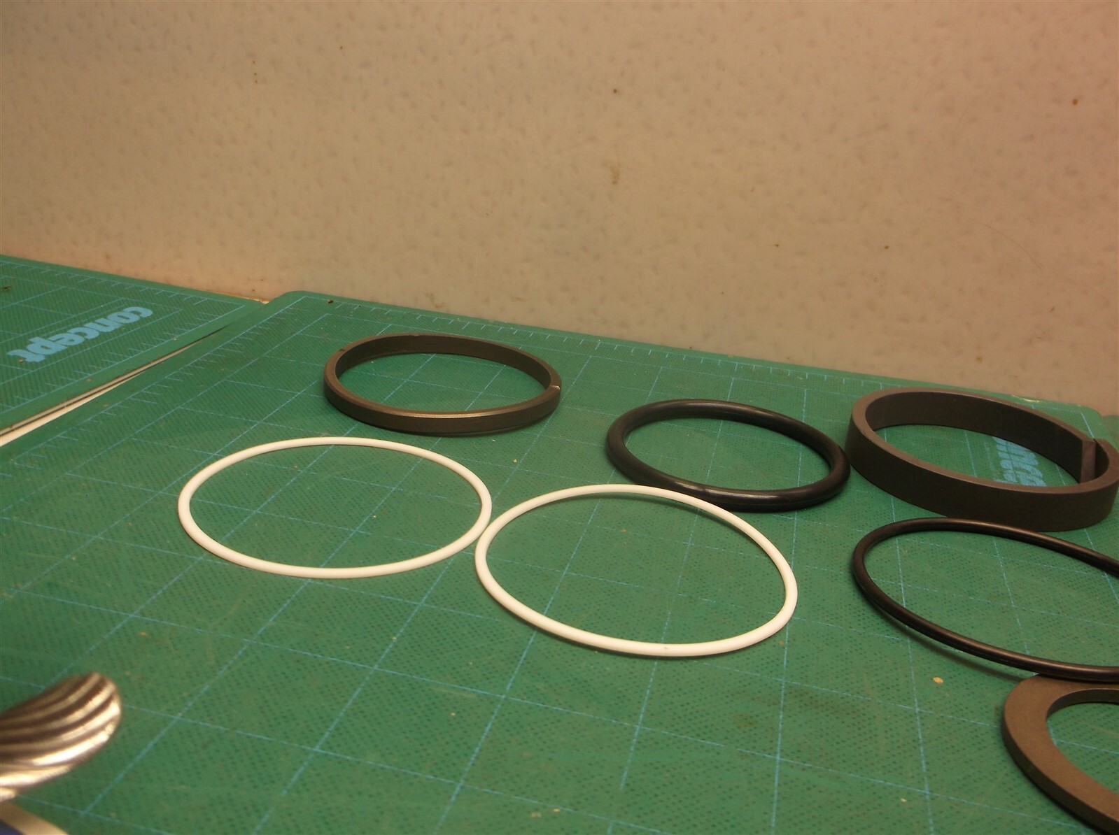 PM01V00044R300 Swing Cylinder Seal Kit Fits Kobelco SK25SR-2 40.00 x 75.00mm