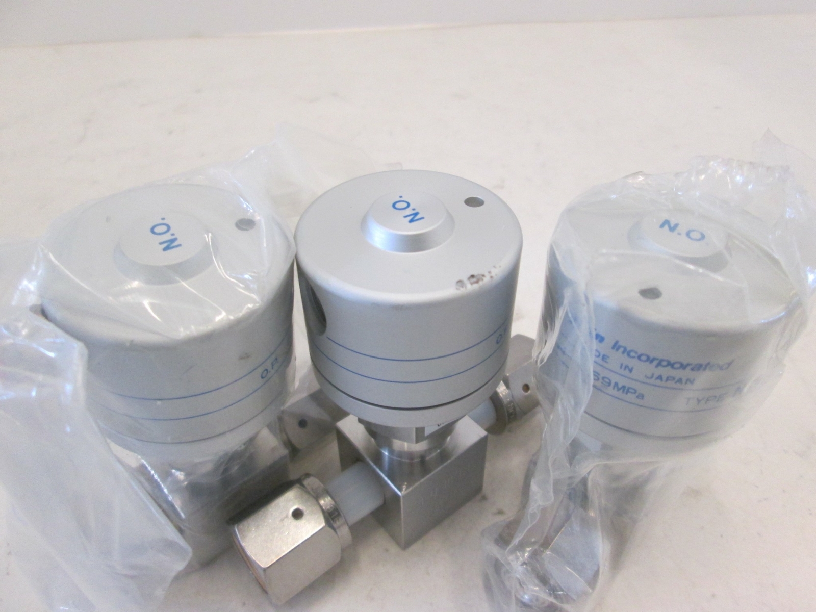 Fujikin, O.P. .34 -.69 MPa Pneumatic Valve, N.O, 316L, 1/4 FVCR, Used, Lot of 3