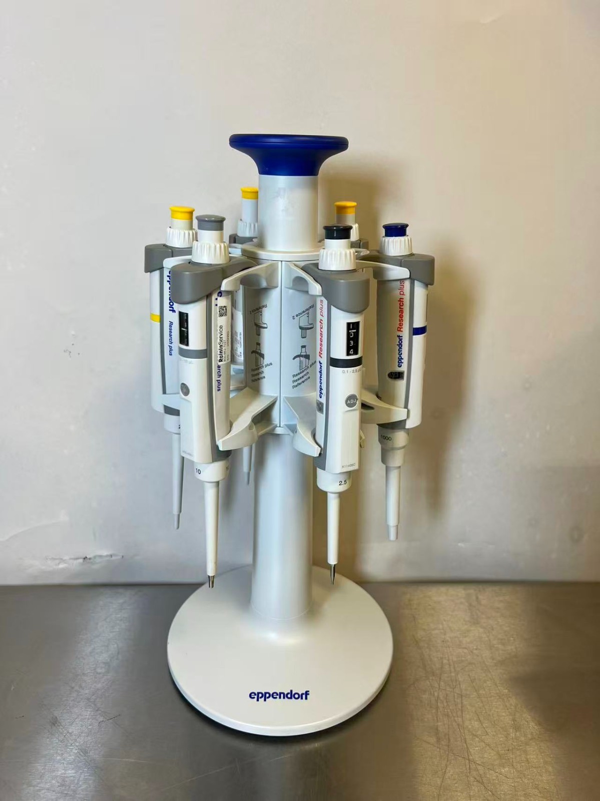 Set 6- Eppendorf Research Plus 2.5, 10, 20, 100, 200, 1000uL Pipette + Carousel