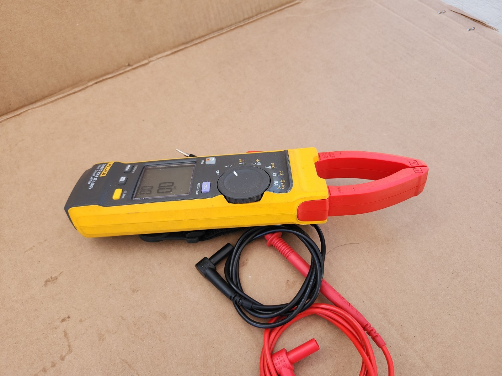 Fluke 393 FC Cat III 1500V TRMS Clamp Meter 1500V