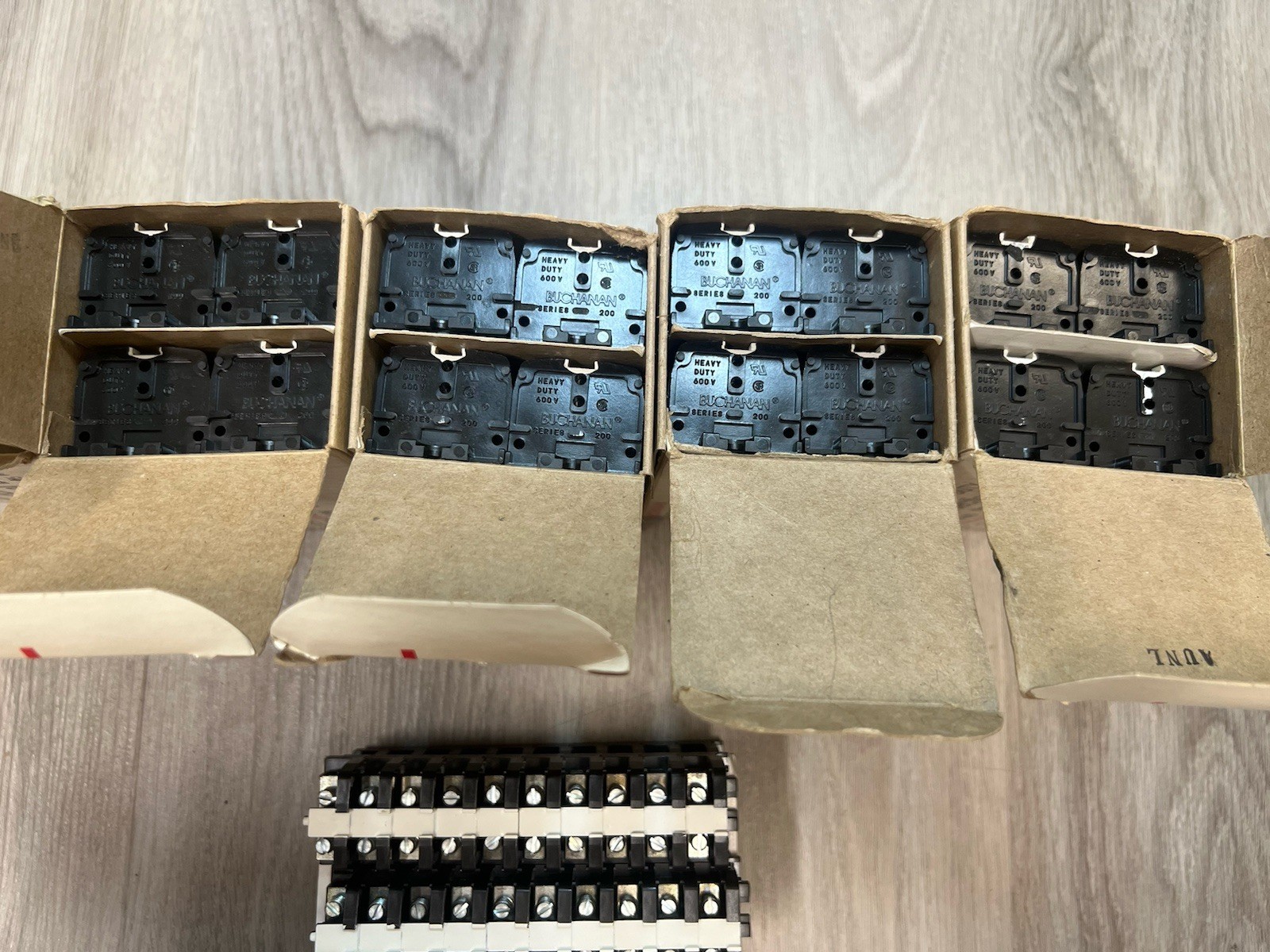 BUCHANAN 222 BU HEAVY DUTY BOX Of 40 600 VOLT SERIES 200 TERMINAL BLOCKS . NIB
