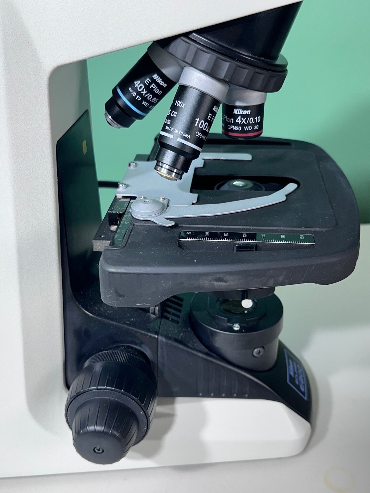 Nikon Eclipse E200 Binocular Microscope 4x 10x 40x 100x Oil LED Excellent