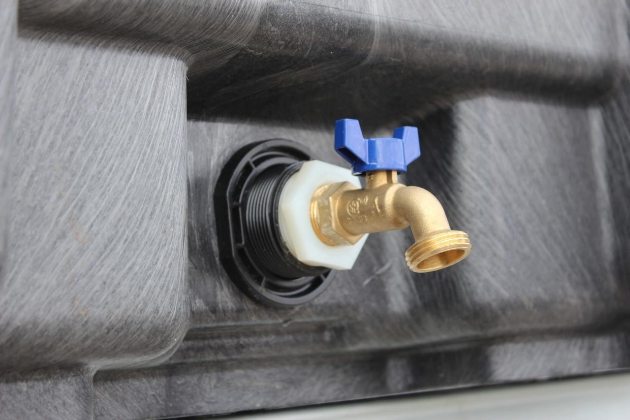 Heavy Duty Rubbermaid Stock Tank Drain to Valve Conversion Plug or Garden Hose