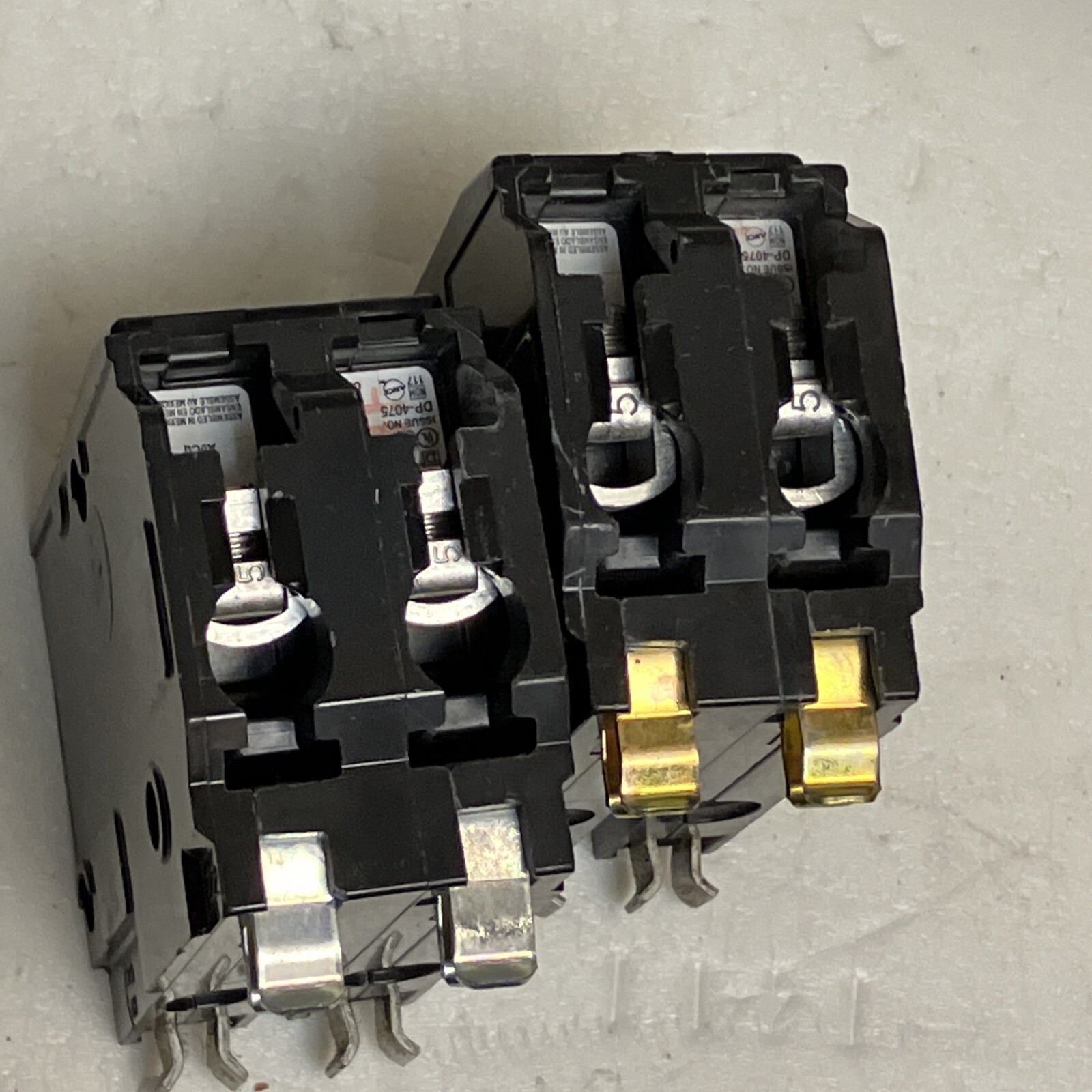 Square D QO240 40 Amp 2 Pole Yellow «D» QO Plug-in Circuit Breaker 120/240 USED