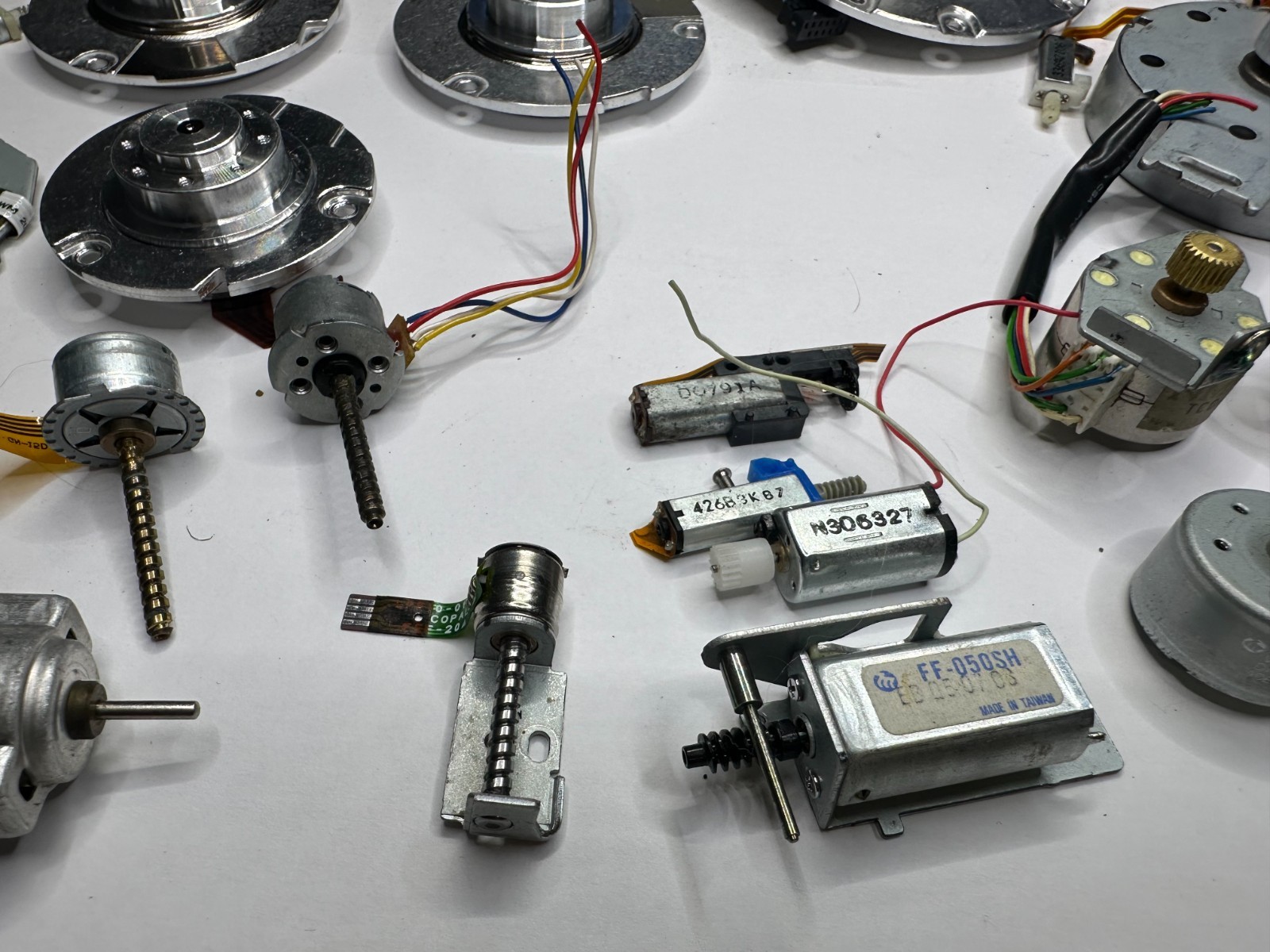 LOT OF 28 VINTAGE ELECTRIC MOTORS, VARIOUS SIZES – HOBBY ROBOTIC PROJECT PCS