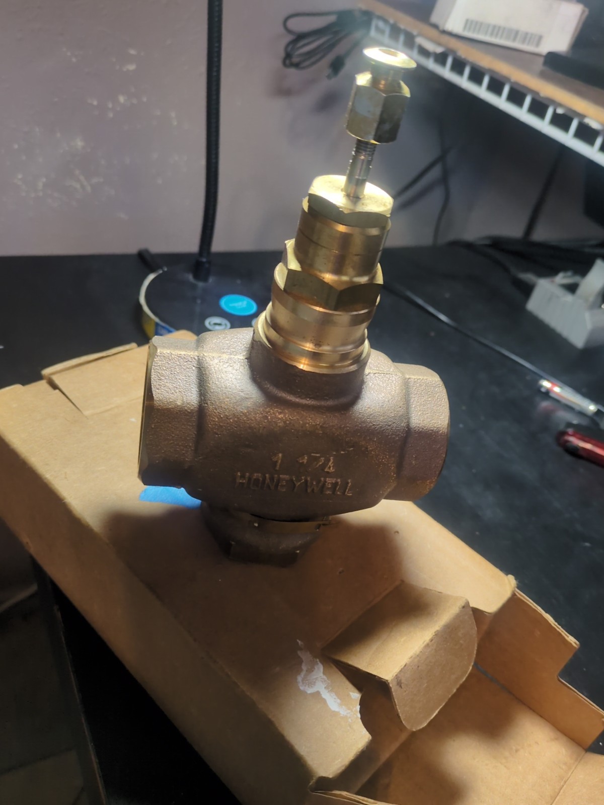 Honeywell V5011N1073 1-1/4″ Two-way Direct Acting Globe Valve Female NPT 18.7 Cv