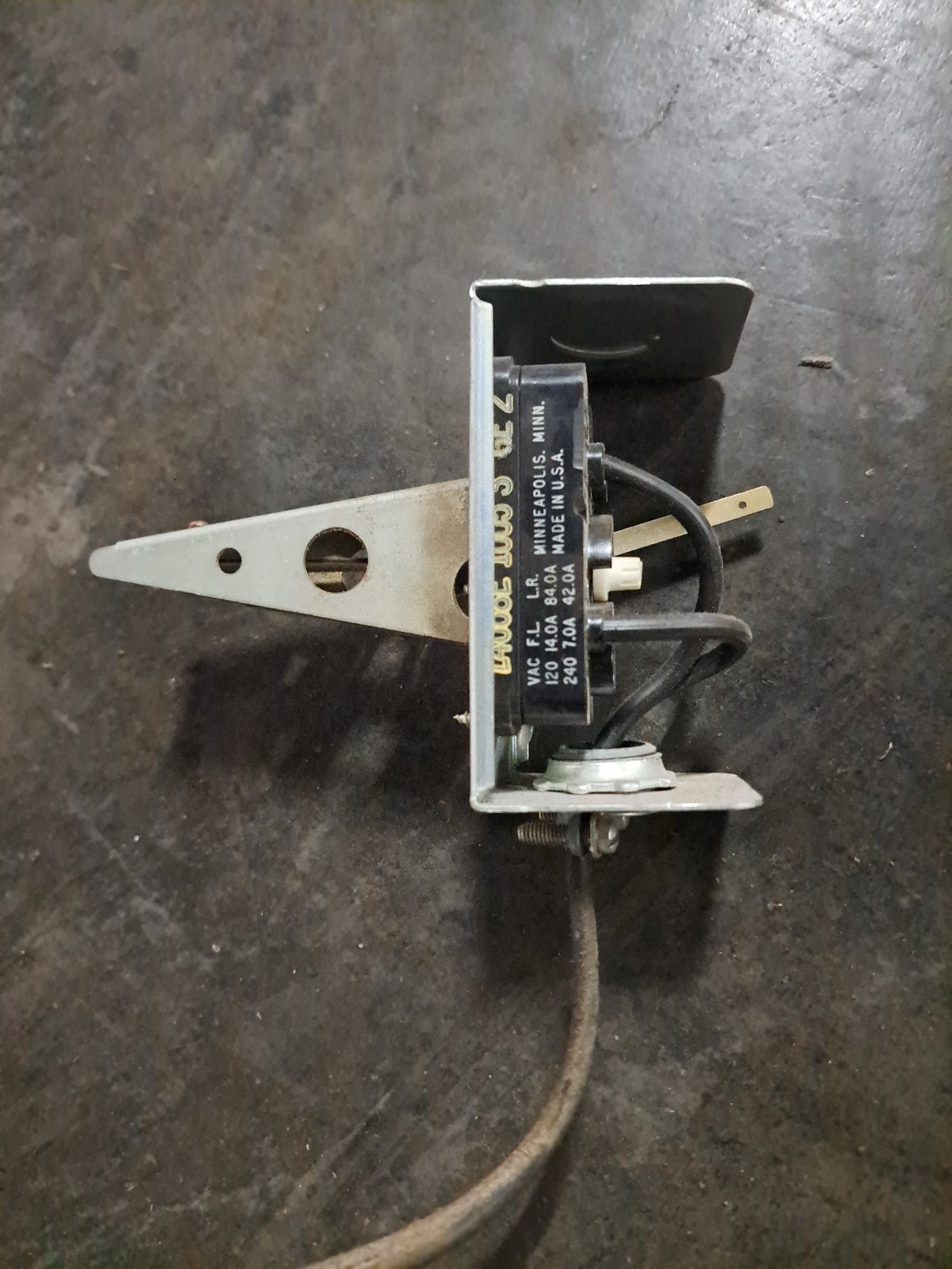 L4068E1005 Honeywell Fan Control, 80° To 120° Adjustable Range Auto or Manual