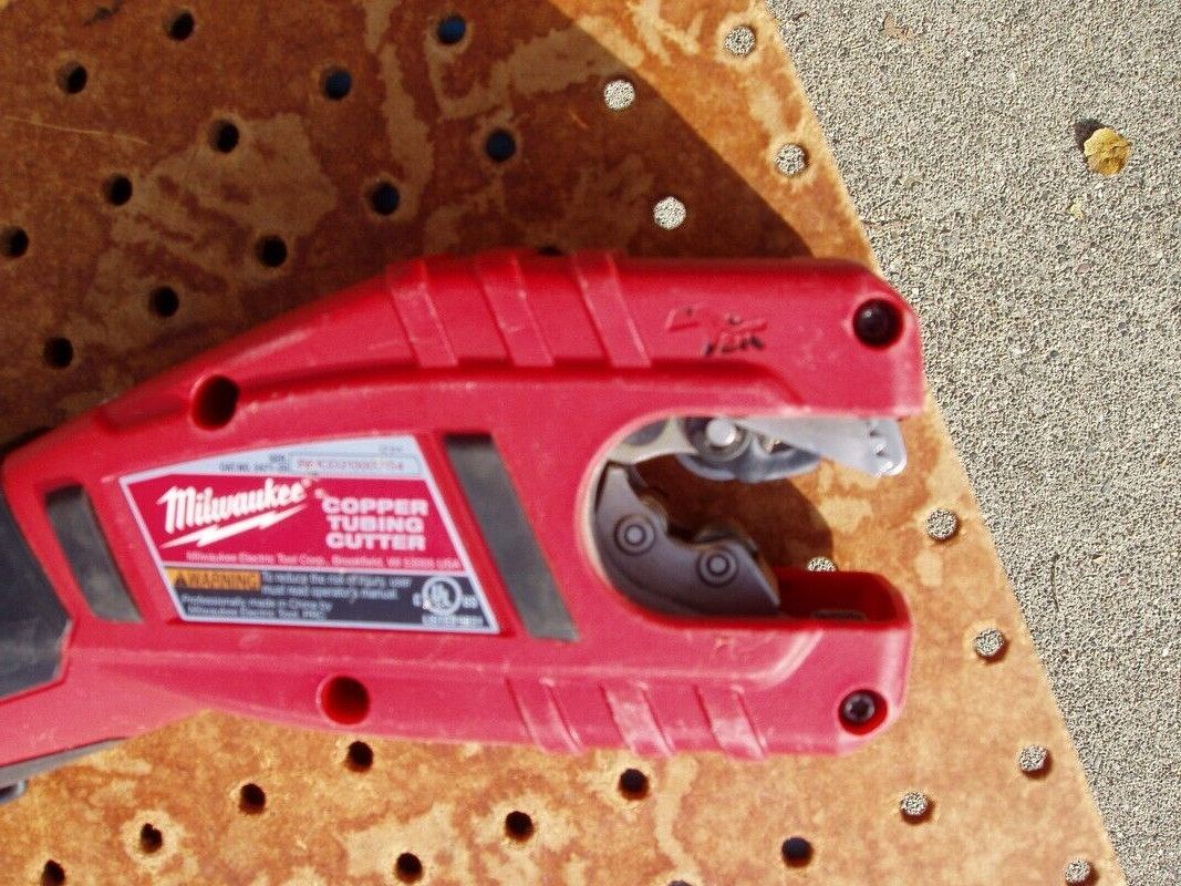 MILWAUKEE 2471-20 M12 CORDLESS COPPER TUBING CUTTER BARE TOOL ONLY GOOD COND