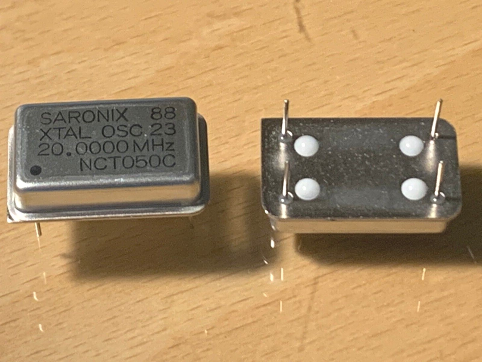 20.0000 MHz SARONIX CRYSTAL OSCILLATOR FUL SIZE.