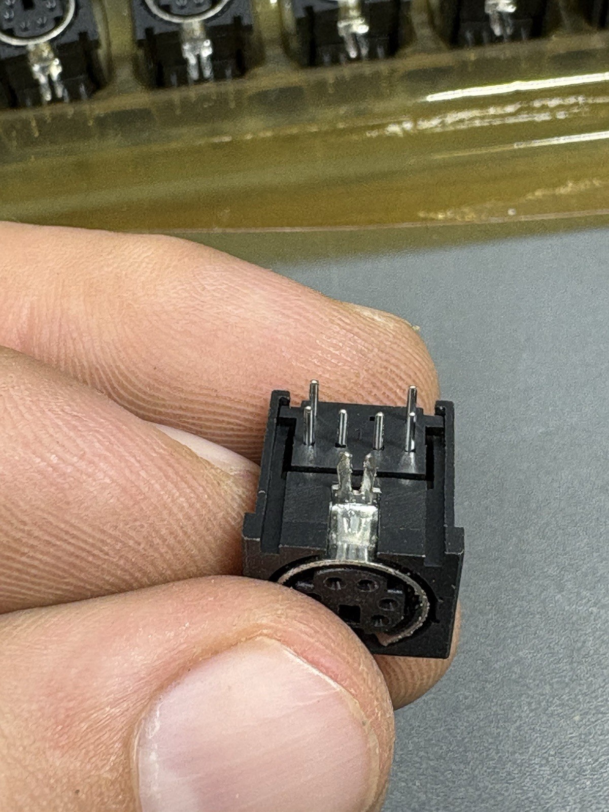 Lot of 100 Mini-DIN 8 Pin Female Panel Mount Connectors PCB Through Hole Socket
