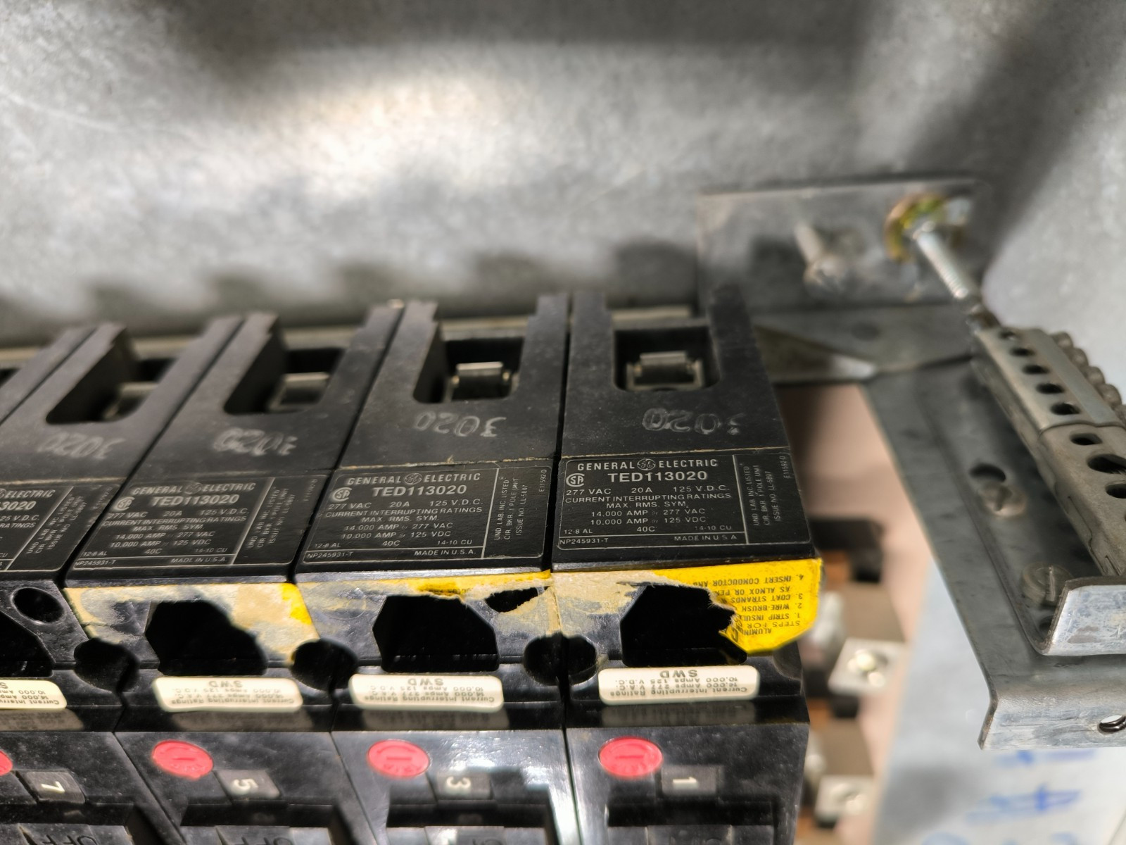 GE General Electric NHB Lug Panelboard 100 Amp 120/208V 3 PH 4W 32 Space Key