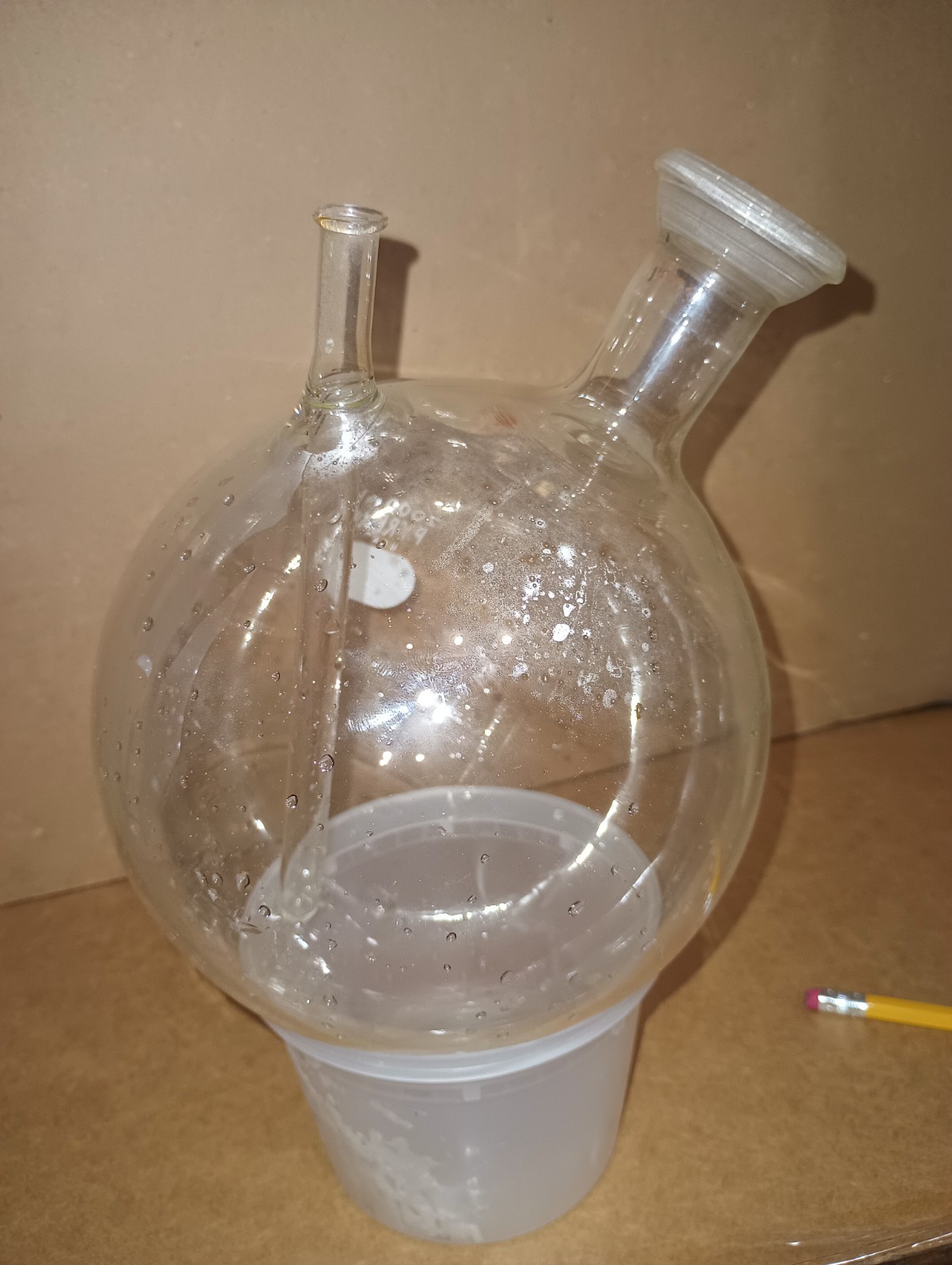PYREX 2000 ML ROUND BOTTOM FLASK WITH THERMOMETER WELL