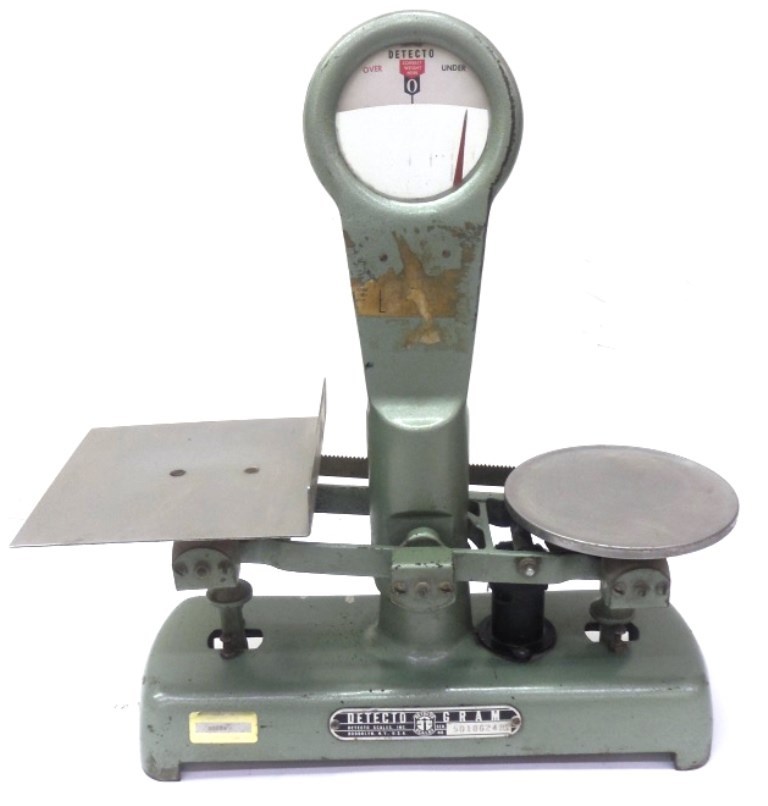 DETECTO-GRAM BALANCE SCALE, ESTABLISHED IN 1933, CAPACITY 3 LBS., 15″ L