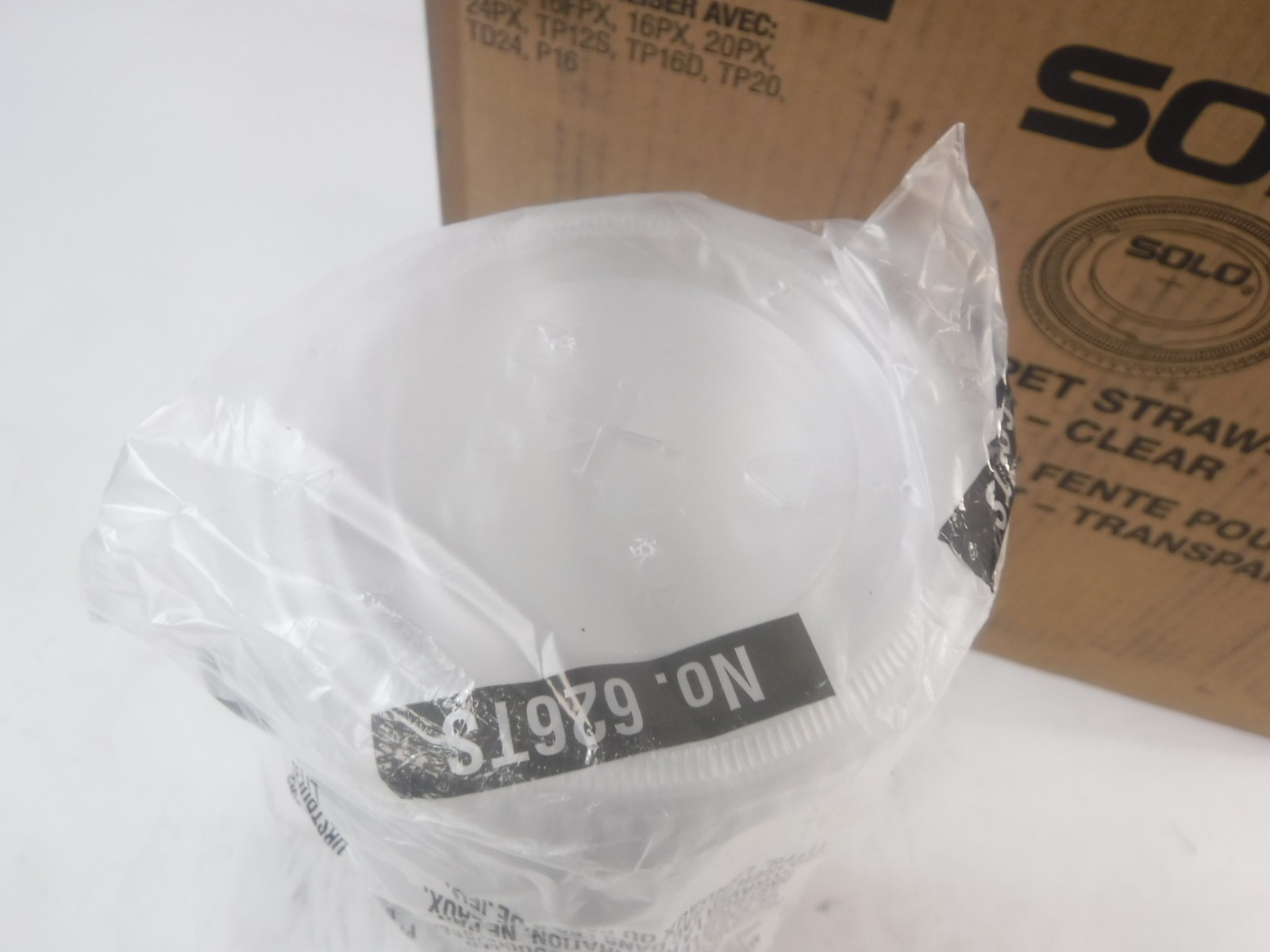 1000 Pack Dart Solo 12oz-26oz Clear Cold Cup Pet Straw Slot Lids 626TS