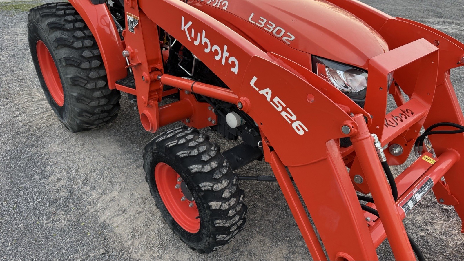 2023 KUBOTA L3302 TRACTOR WITH LA526 LOADER – 4X4 – HYDROSTATIC – LOW HR MACHINE