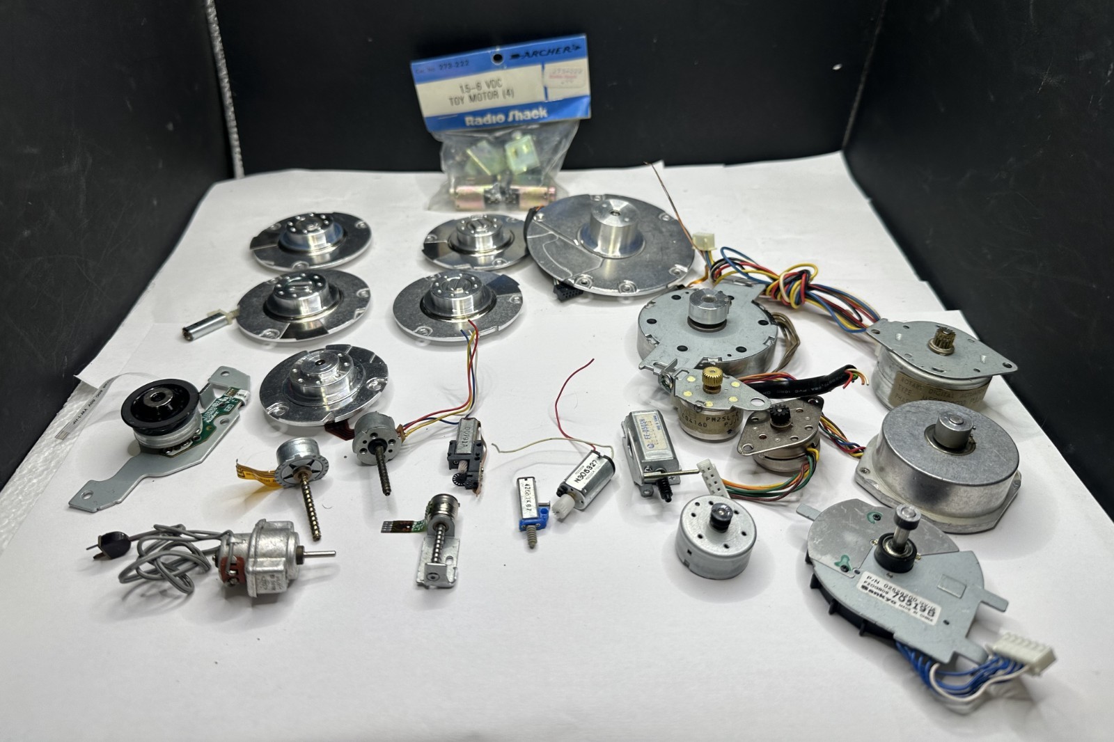 LOT OF 28 VINTAGE ELECTRIC MOTORS, VARIOUS SIZES – HOBBY ROBOTIC PROJECT PCS