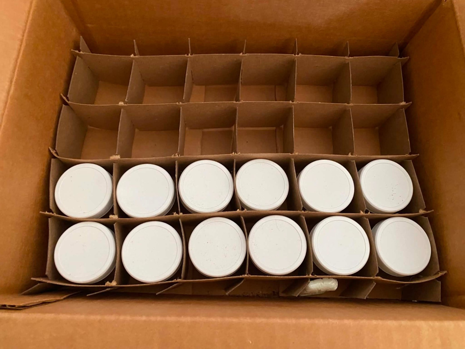 Uline S-17073P – W , 1 oz. Straight Sided Glass Jar , White Plastic Cap ( 13 CT)