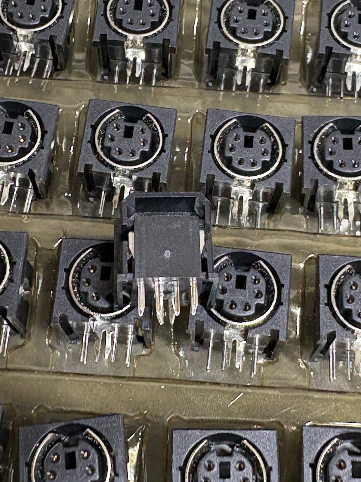 Lot of 100 Mini-DIN 8 Pin Female Panel Mount Connectors PCB Through Hole Socket