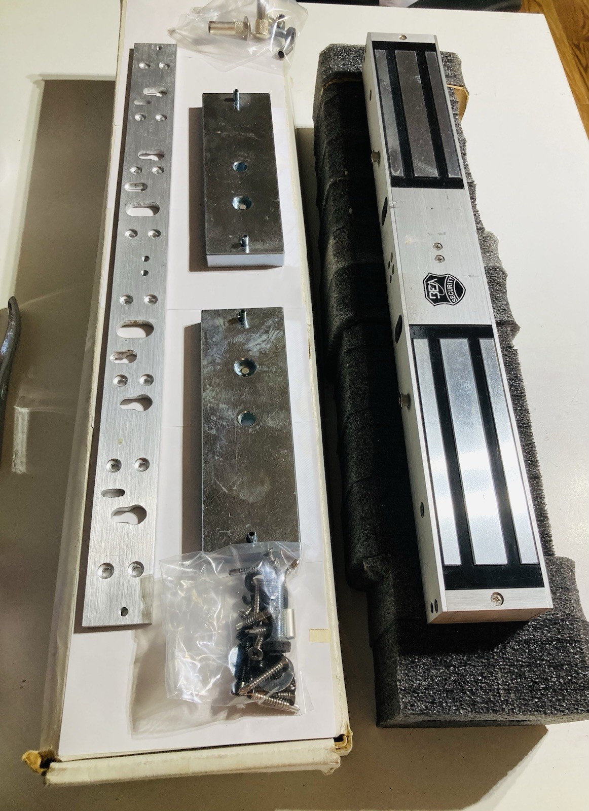 Securitron DM62BD Double Magnalock 12/24VDC Magnetic Bond Sensor Door Position