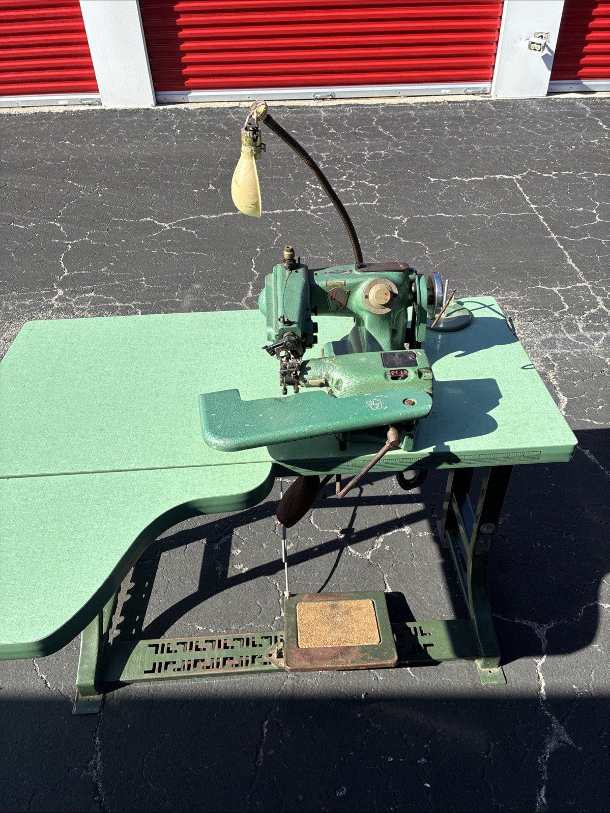 Vintage United States Blind Stitch Industrial Sewing Machine Model 710-2 Hemmer