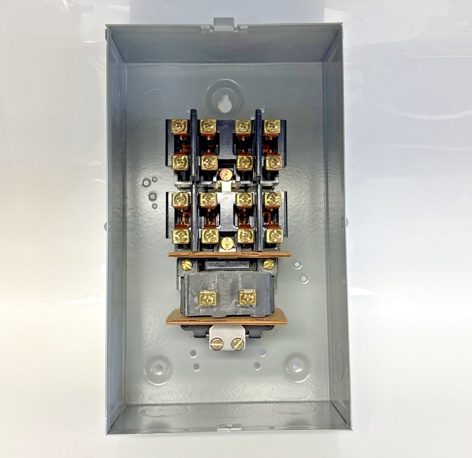 GE CR260L21JA021AA0 Lighting Contactor 8-Pole Electrically Held 120V Coil NEMA 1