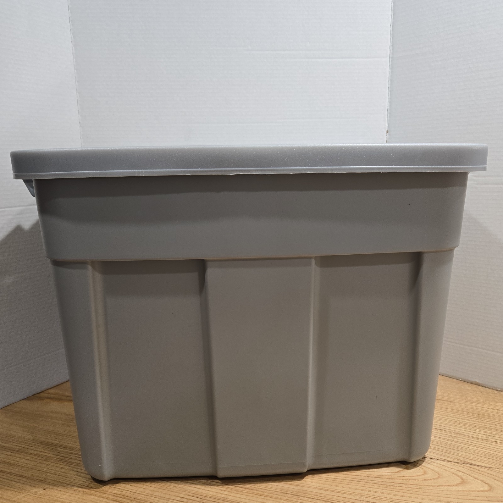Set of 2 Rubbermaid Roughneck Storage Container 18 gal Bin Gray 20x14x16″