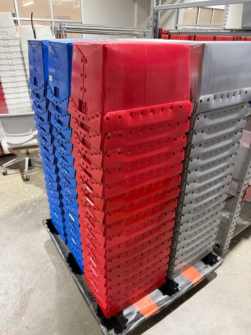 Lot of 300 Corrugated Plastic Postal Mail Type Totes Bins 18.25″Lx13.25″Wx11.5″H