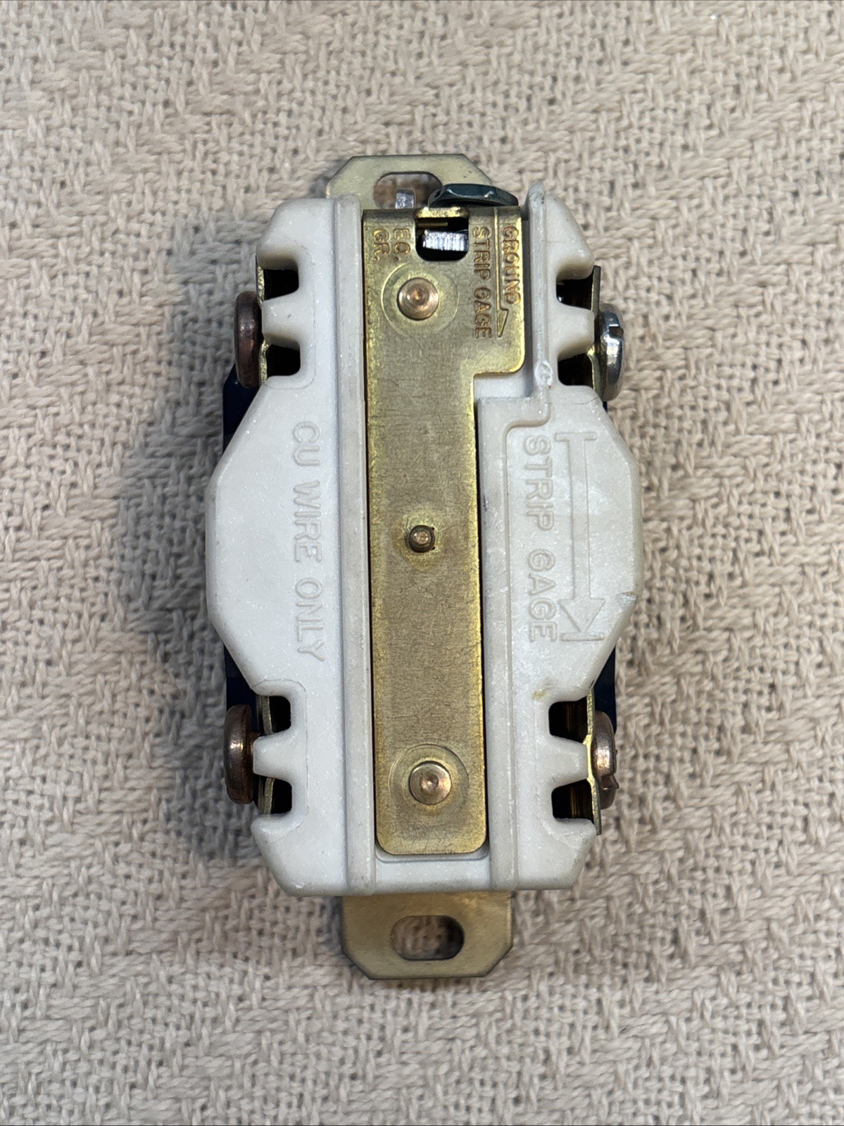 Hubbell HBL2510 Twist Lock Receptacle, 20A 120/208V, 3 Phase – NOB