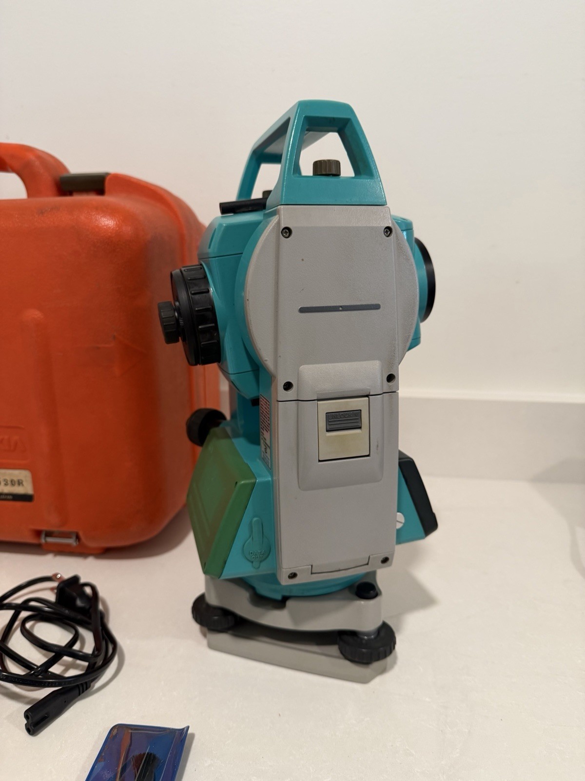 Sokkia SET630R Reflectorless Total Station W/ One Batteries, Case, Charger,
