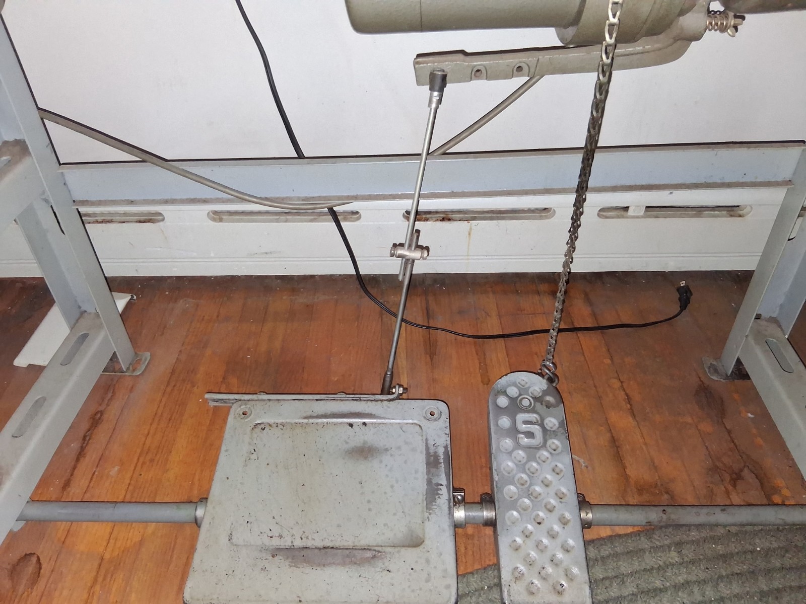 Singer Industrial Commercial Sewing Machine Model 211G151 Leather