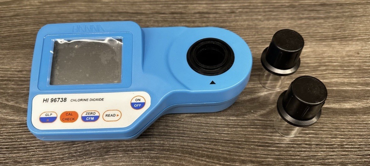 Hanna Instruments HI96738 Portable Digital Photometer w/ 2 Cuvettes Tested