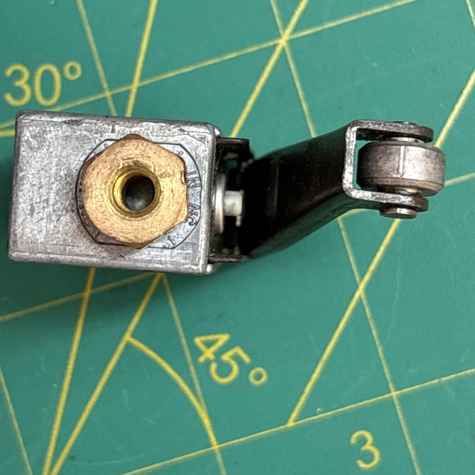 Mead MV-75 Micro-Line 3-Way Roller Lever Pneumatic Valve Body Only