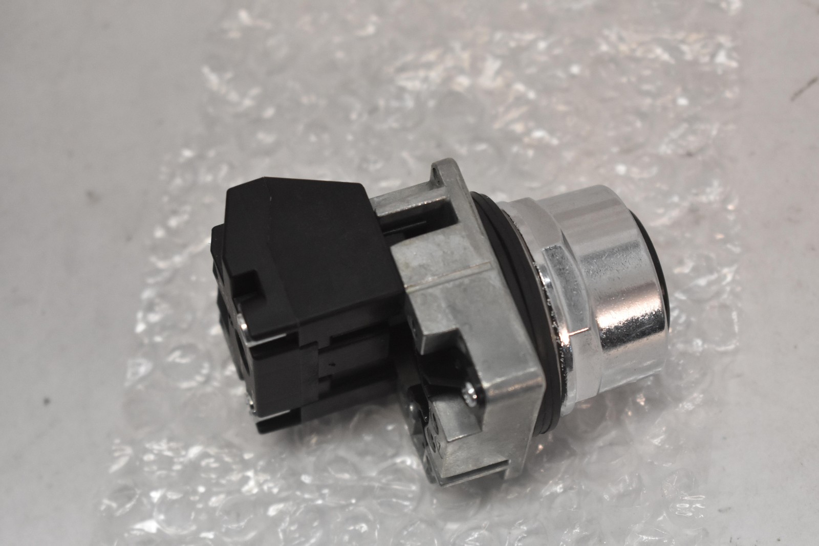 ABB Oil Tight Flush Push Button Plunger Switch A3PBF1-600B-10 Black 1NO NEMA 4X