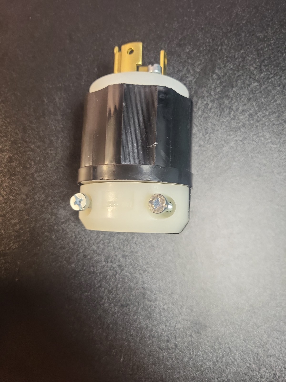 NIB Leviton 3 Pole, 4 Wire Grounding Locking Plug 30A 125/260 L14-30 Cord Cap
