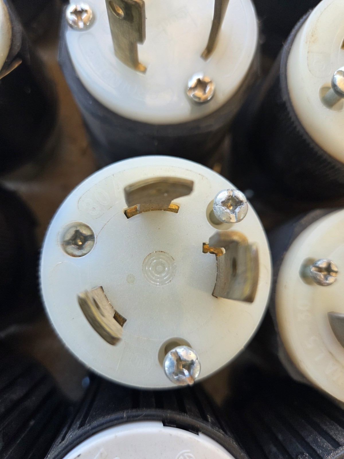 32, Lot Hubbell Hbl 2621 30a 250 Vac 16 HUBBELL & 16 COOPER PLUGS $250 FREE SHIP